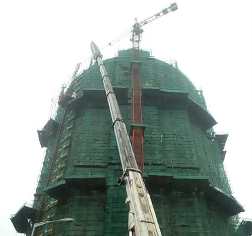 沈阳吊车在工地上作业